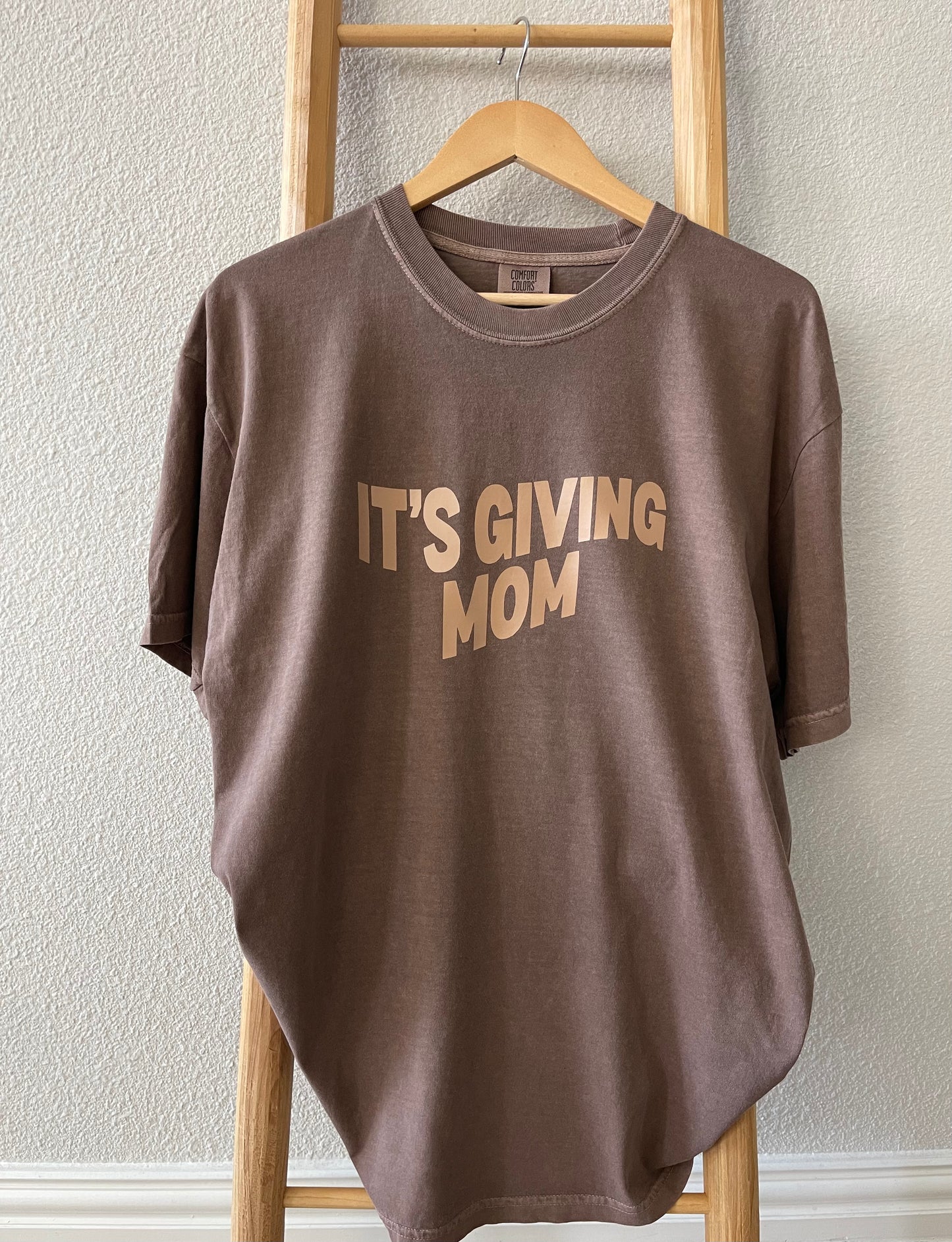 IT’S GIVING MOM TEE
